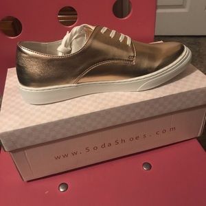 Soda Brand new women size 7,5